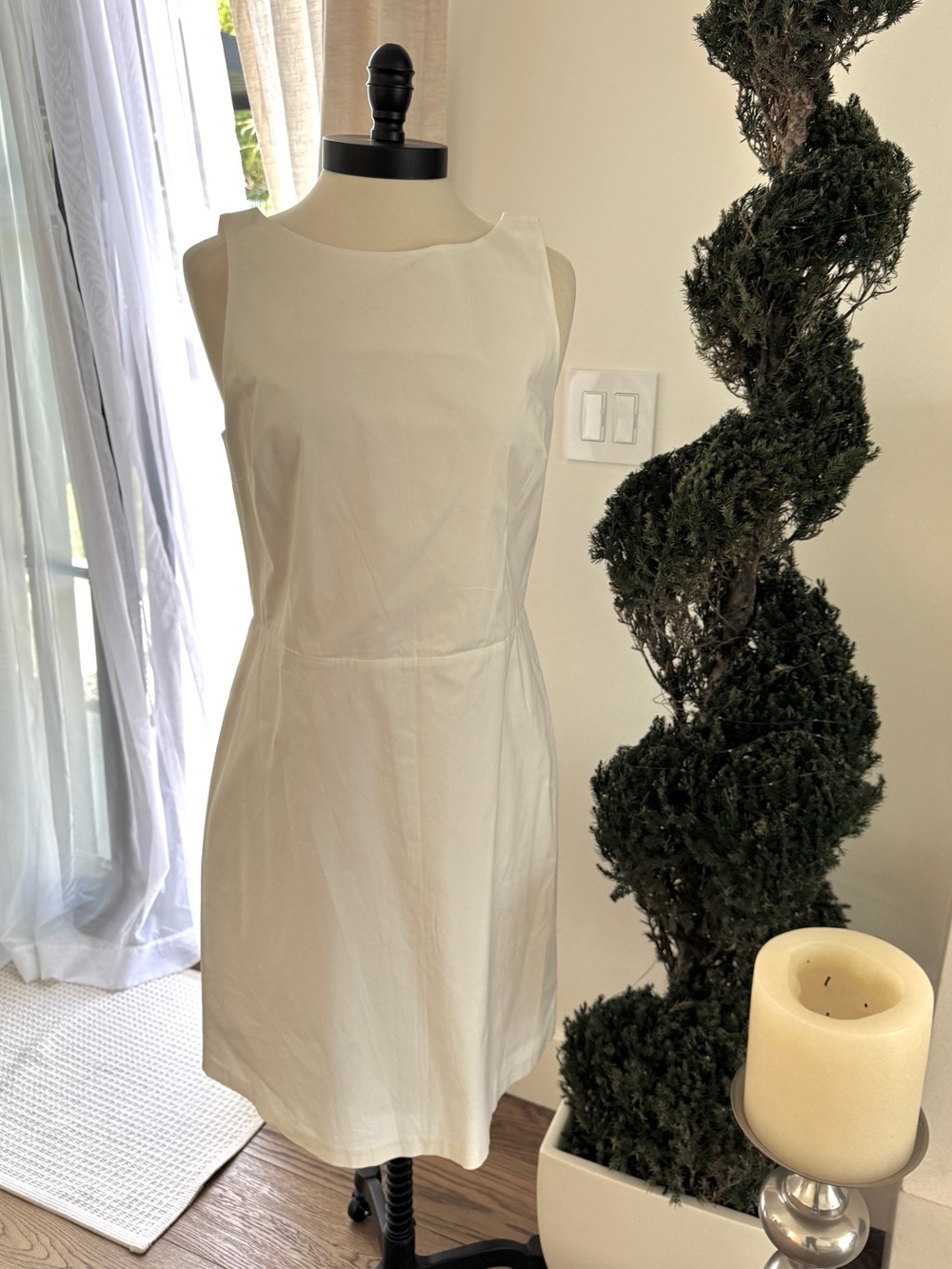 NWT Theory Sleeveless White Poplin Sheath Dress with Peek-A-Boo Back - Size 12